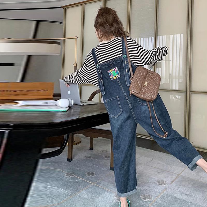 孕妇背带裤套装2025春秋新款韩版宽松减龄时尚牛仔背带裤两件套女