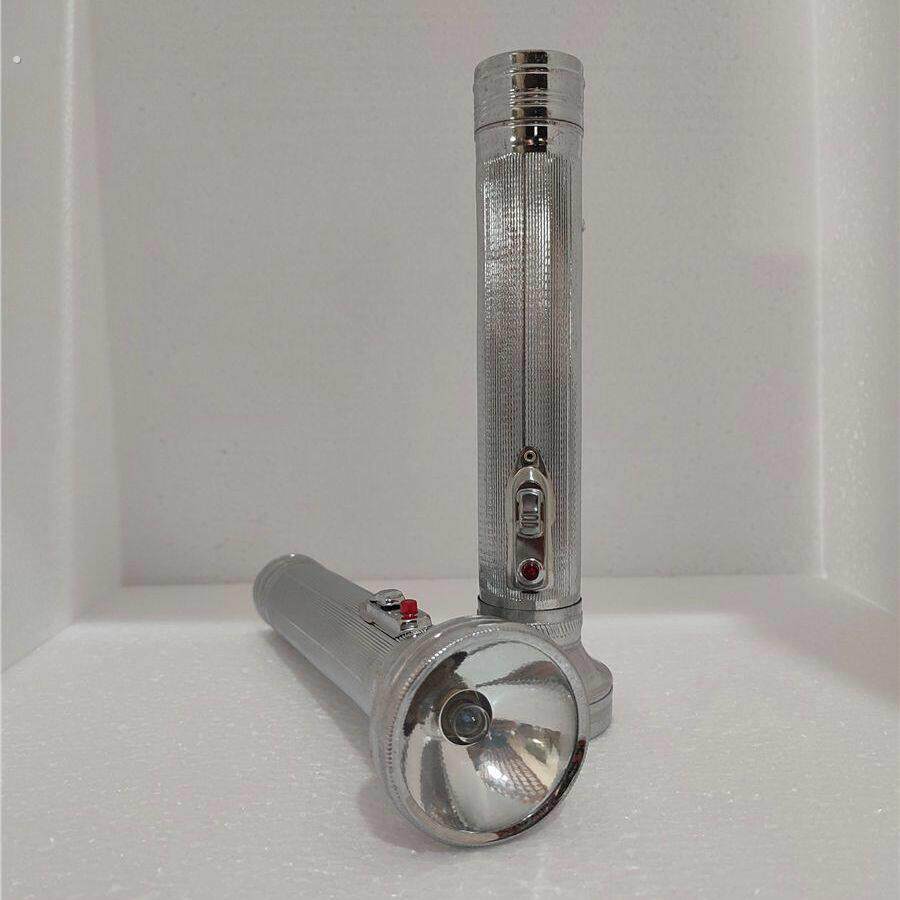 老式铁皮手电筒黄光聚光钨丝灯泡夜晚照明手电筒老人手握电筒强光