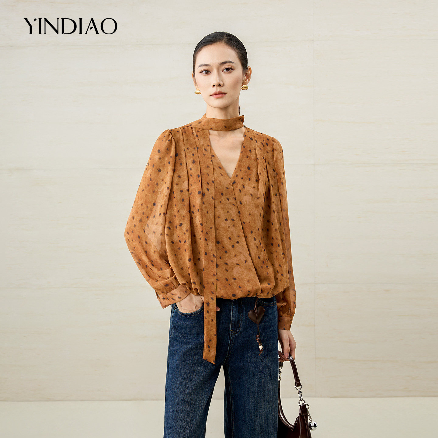 YINDIAO引调搭飘带印花V领上衣