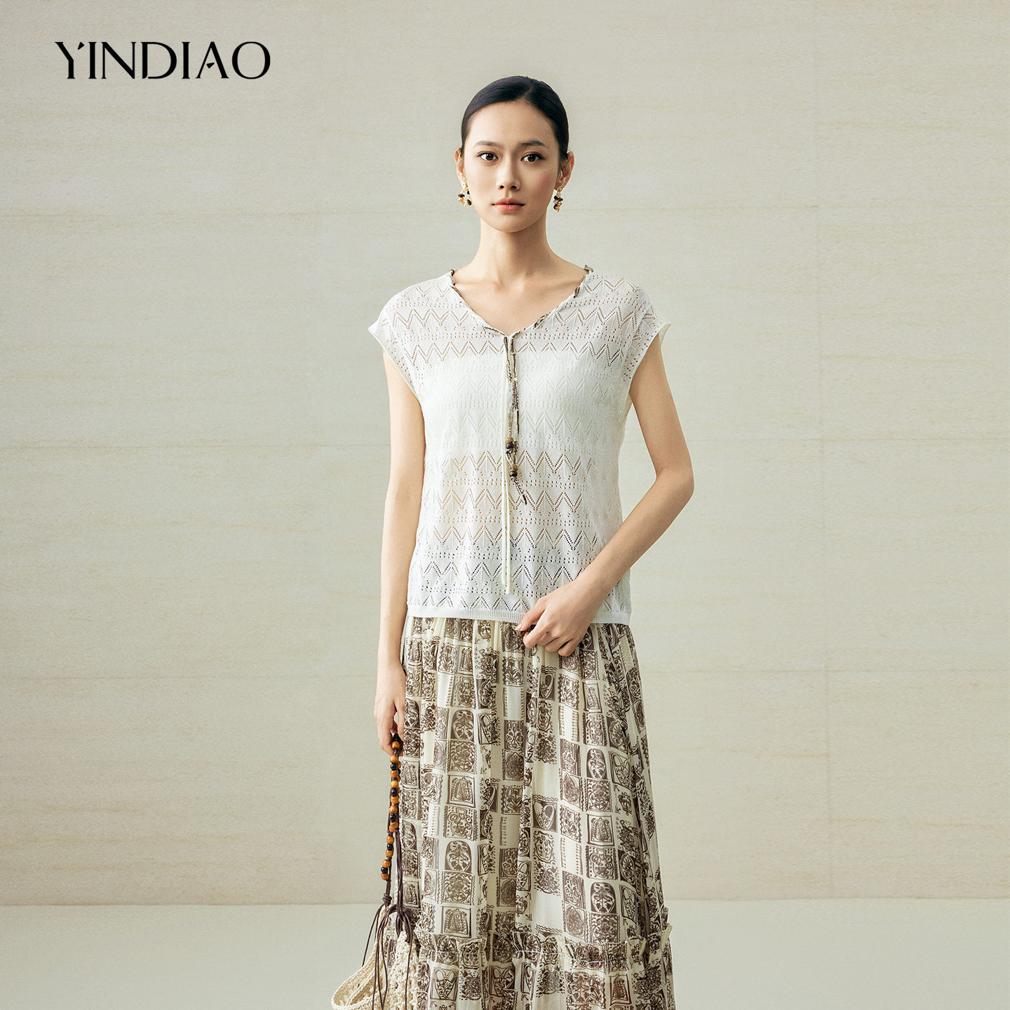 YINDIAO引调精致约会2026夏季新品镂空花纹飞袖撞色领麻花针织衫