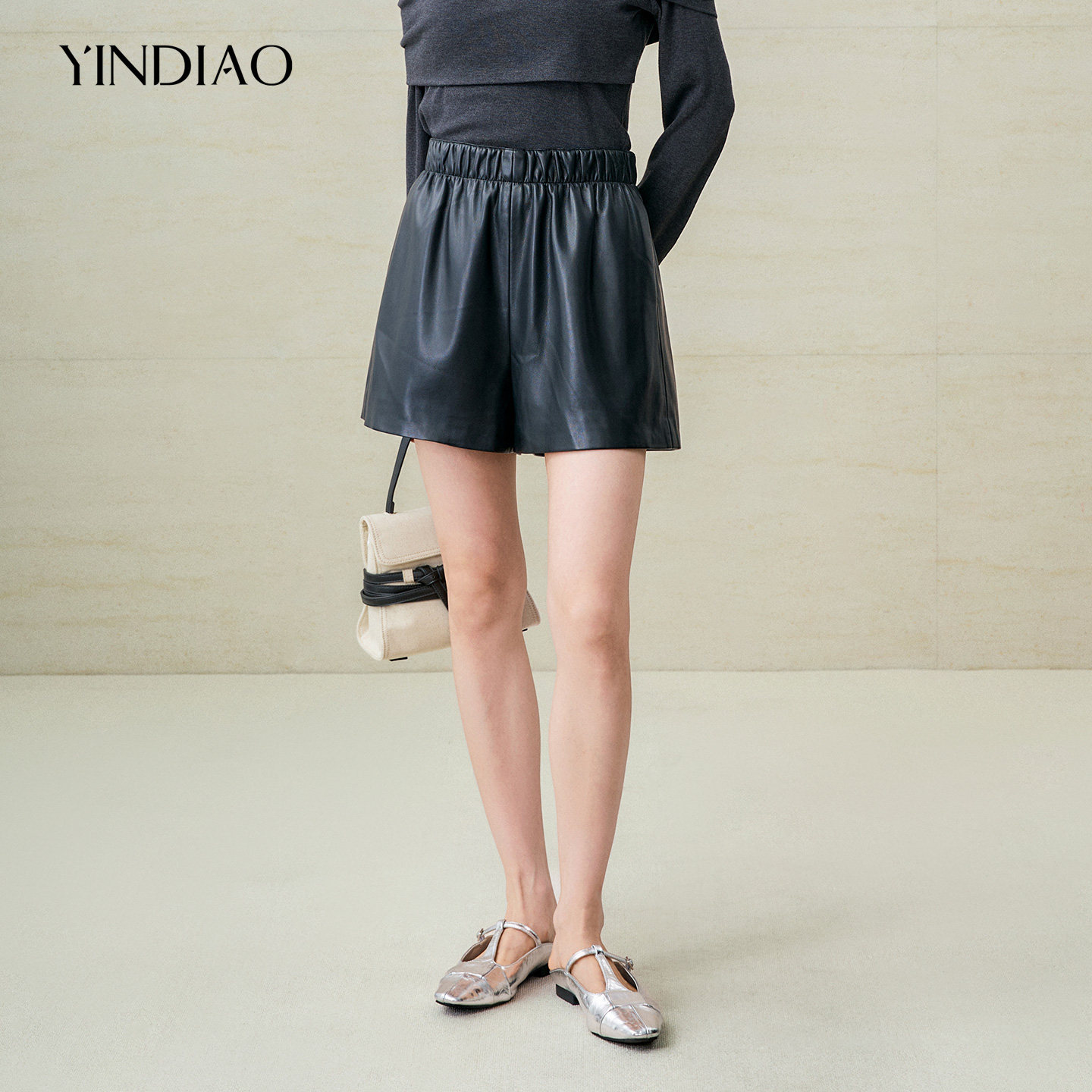 YINDIAO引调简约通勤精致感2026秋新品松紧腰净色皮短裤