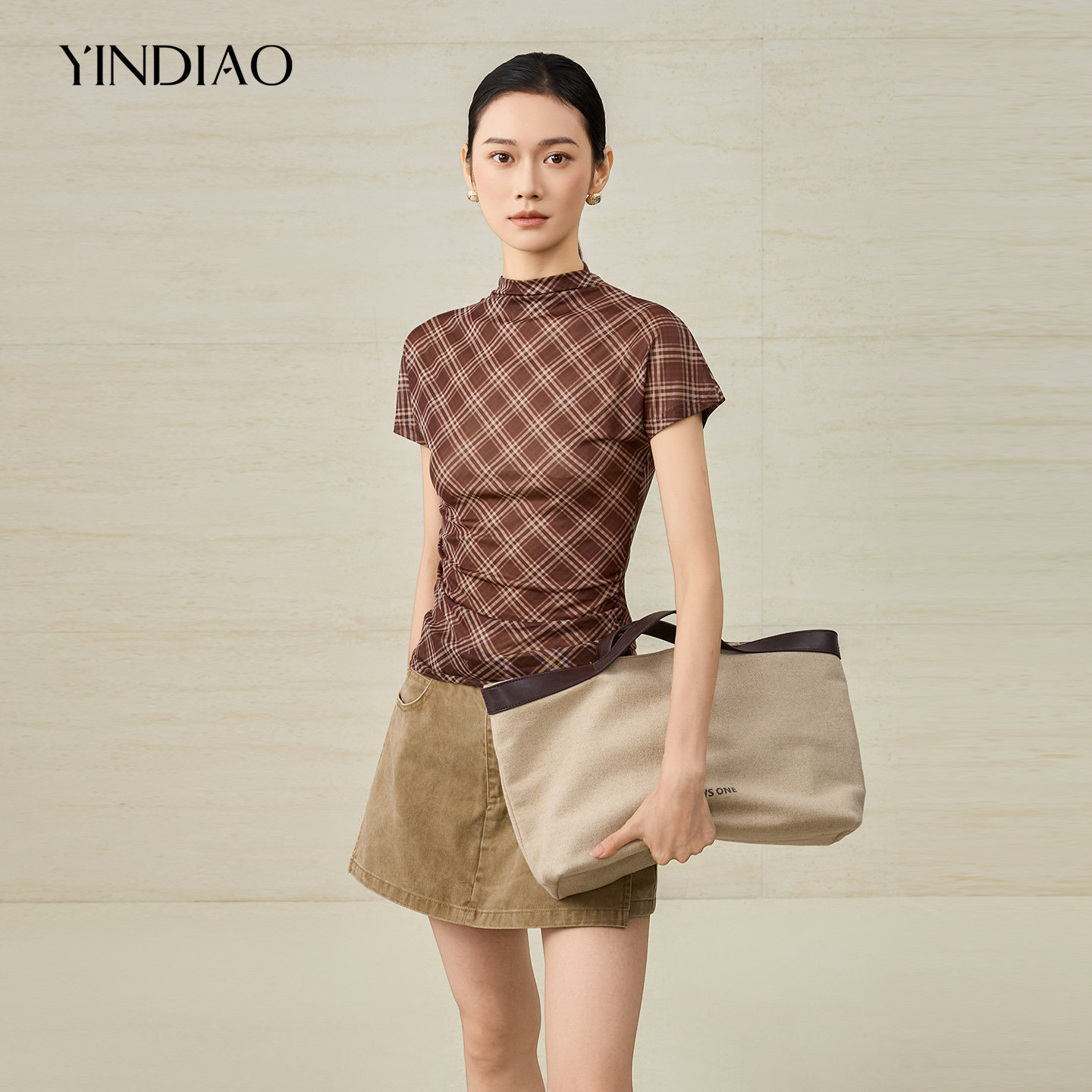 YINDIAO引调通勤约会时尚复古菱形格立领短袖半高领小衫 领领实拍商品图