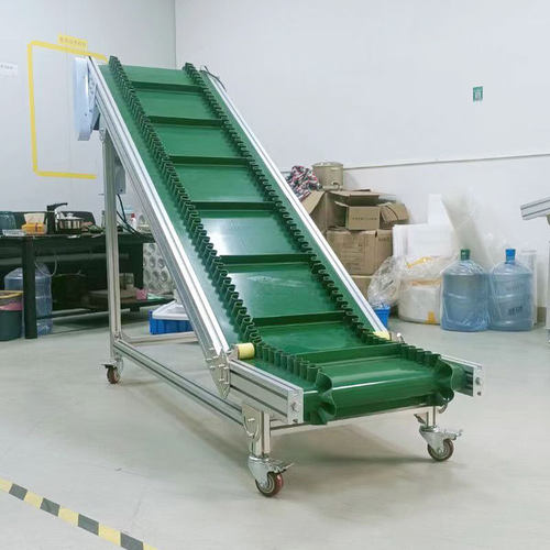 食品级输送带40cmPVC材质爬坡提升机裙边款小型注塑机传送带