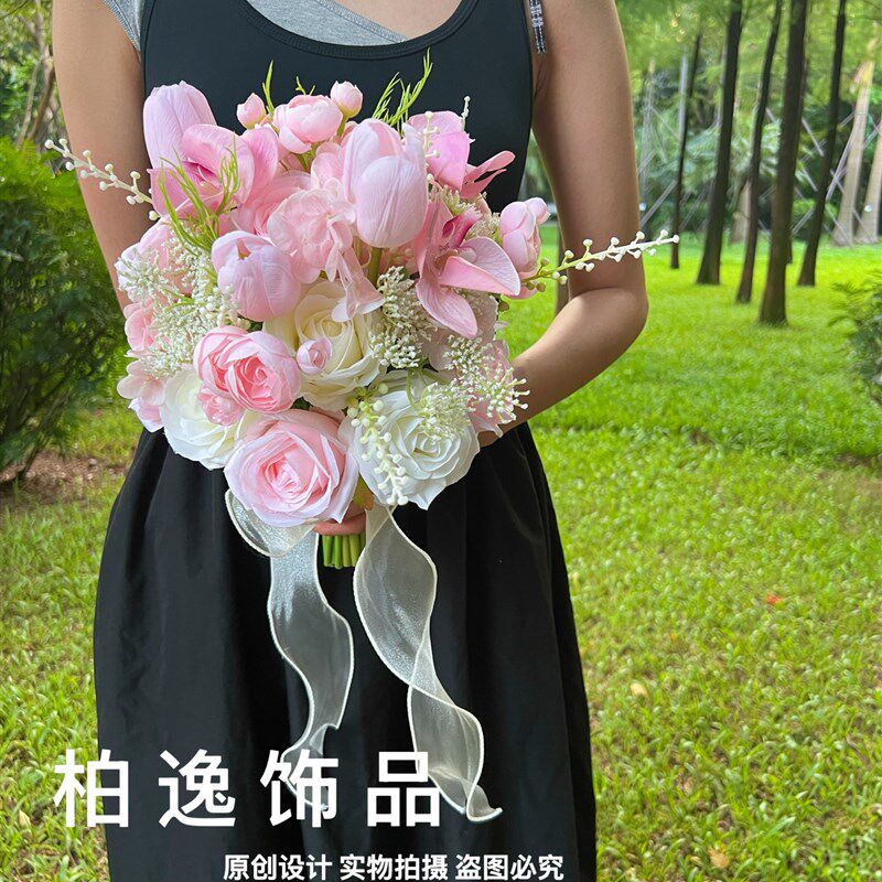瀑布形粉色手捧花郁金香蝴蝶兰混搭结婚花束高端彷真花装饰花艺