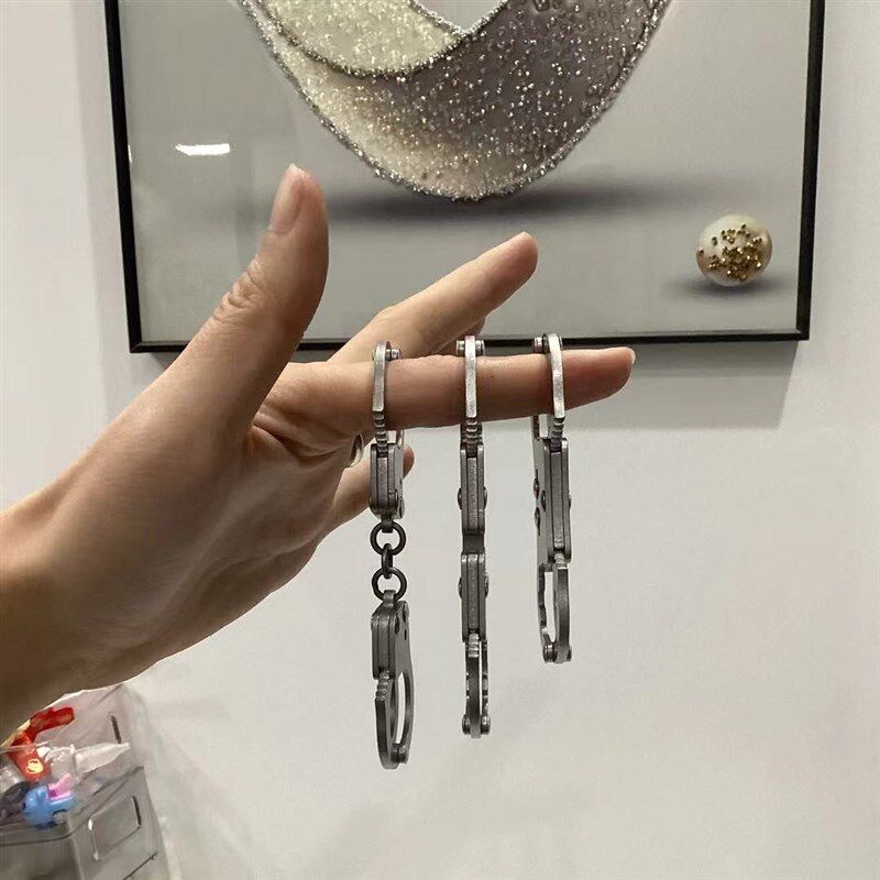 创意钥匙子母手扣锁脚趾拷成人道具密室游戏手指扣减压玩具登山扣
