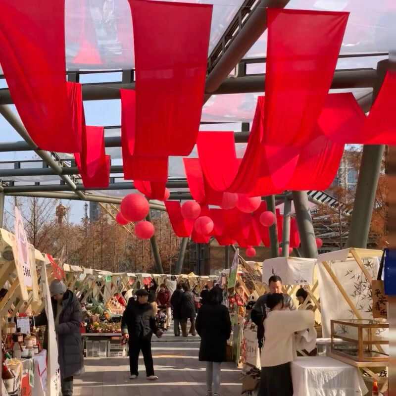 五一氛围感吊顶装饰大红布丝绸波浪吊顶布幔汽车4s店展厅装饰彩带