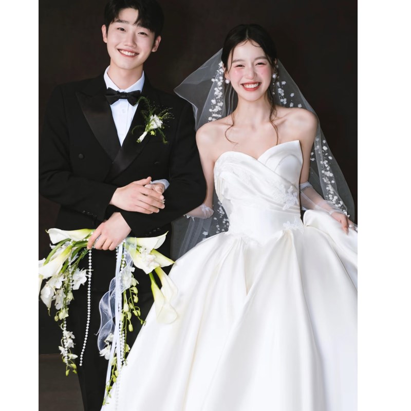 婚纱照室内白纱新娘手捧花弯月形白色马蹄莲郁金香仿真花束结婚礼
