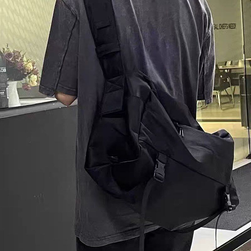 日系大容量斜挎包男运动健身包潮工装机能邮差包单肩休闲背包