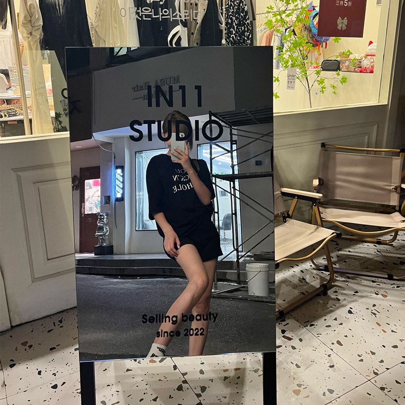 咖啡店铺户外拍照镜面落地服装店招牌网红风门口广告牌展示牌立牌