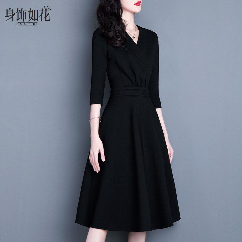 2025春秋新款淑女气质打底小黑裙V领修身七分袖中长款黑色连衣裙