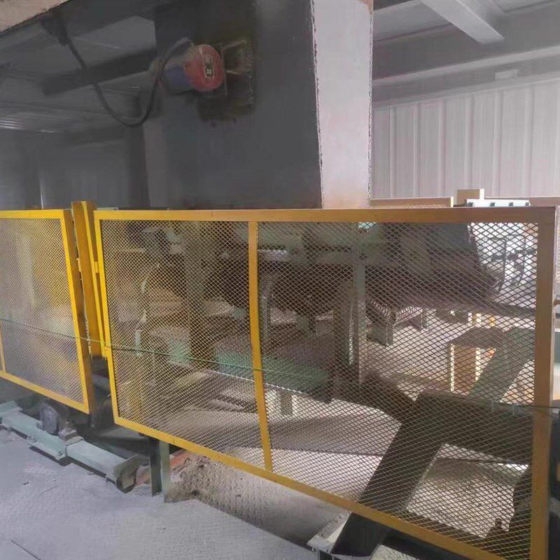 输送带两侧隔离护栏运输机菱形孔钢板网厂家皮带机防护网黄色