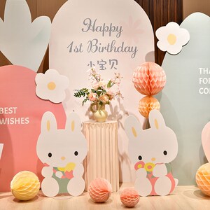 简约可爱蜜桃小兔手绘生日宴布置宝宝宴满月场景装饰KT板灯笼