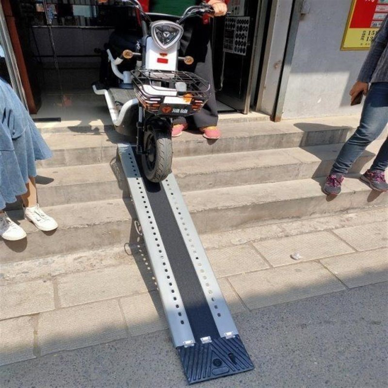 轮椅上楼梯便携式无障碍坡道板摩托轮椅电动车上车上楼台阶板斜坡