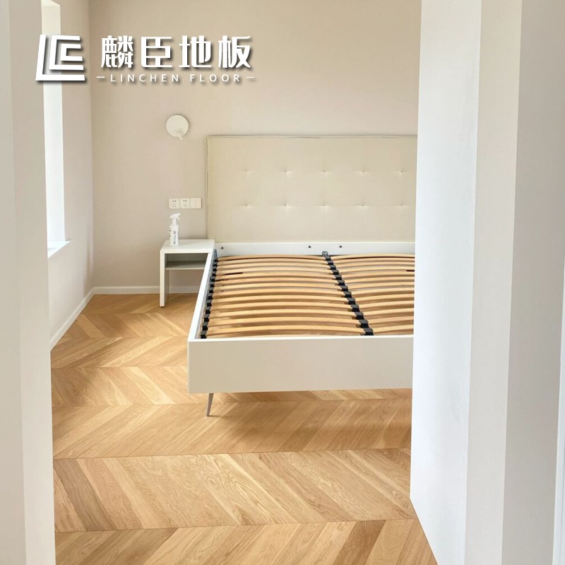 北欧橡木纯实木原木色人字拼鱼骨拼锁扣地热家用地板18mm厂家直销