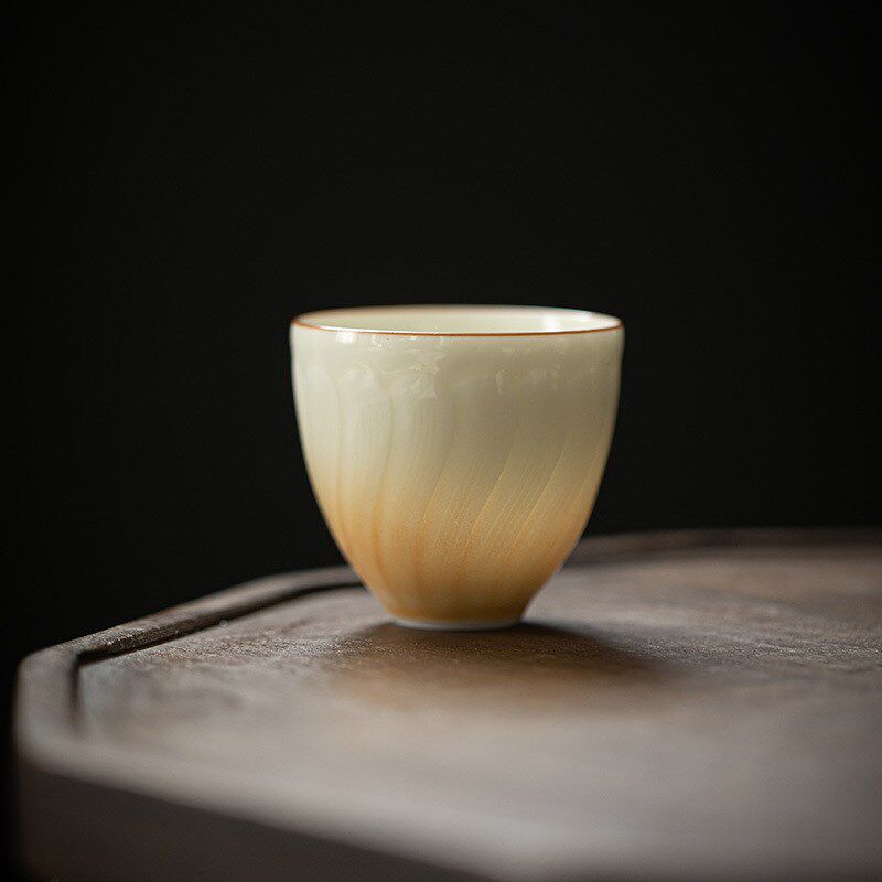 渐变米黄色花瓣纹渐变色陶瓷功夫茶具茶杯半刀泥品茗杯复古主人杯