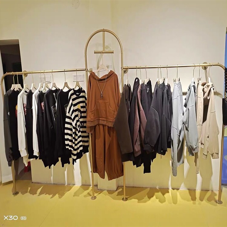服装店展示架金色铁艺上墙衣服陈列架壁挂旗袍礼服落地婚纱架子