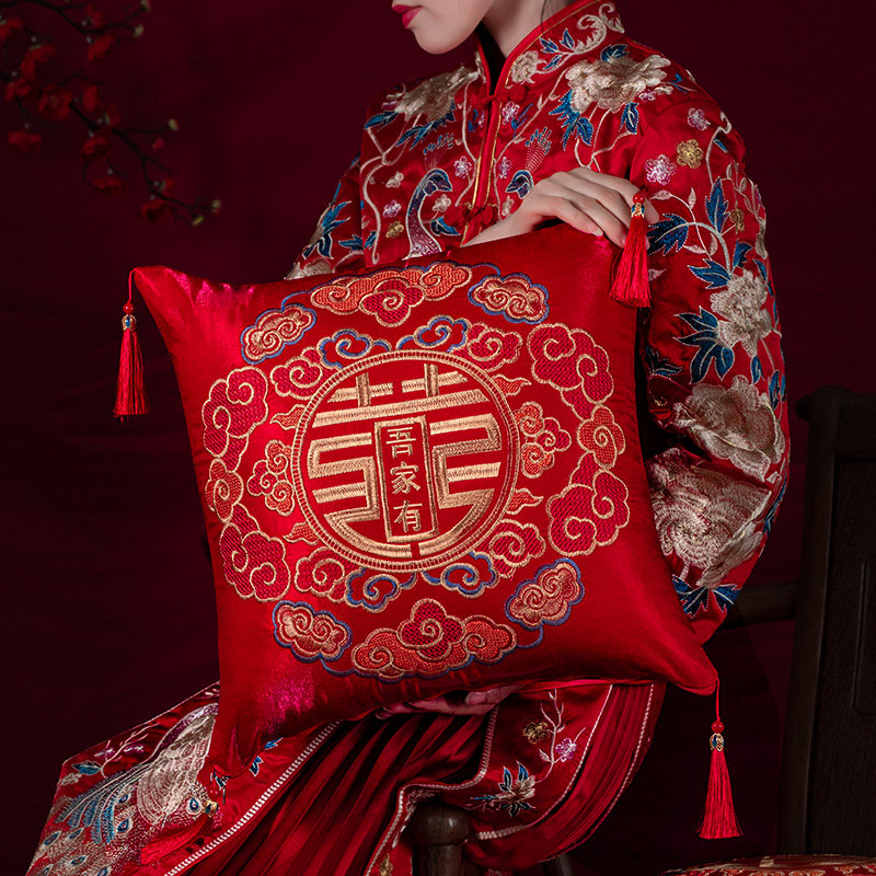 结婚抱枕一对红色喜字沙发靠垫婚庆用品大全婚房装饰婚礼喜庆枕头