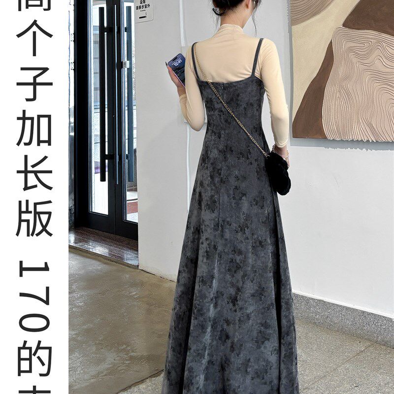 秋连衣裙女2025新款灯芯绒吊带裙灰色加绒加厚高个子加长打底裙子