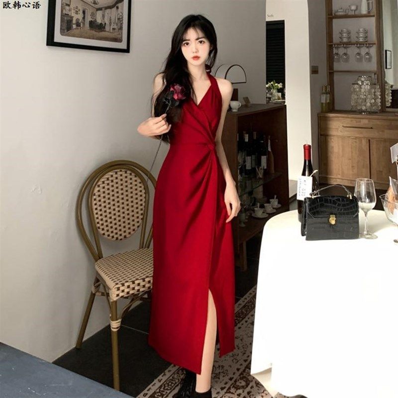 大码早秋港风红色礼服裙子女夏季胖mm显瘦收腰气质挂脖吊带连衣裙