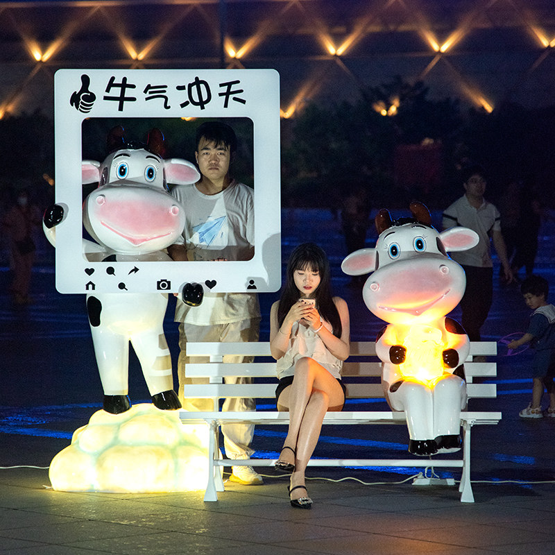 卡通奶牛发光摆件婴幼儿童店网红打卡商场迎宾美陈装饰玻璃纤维雕