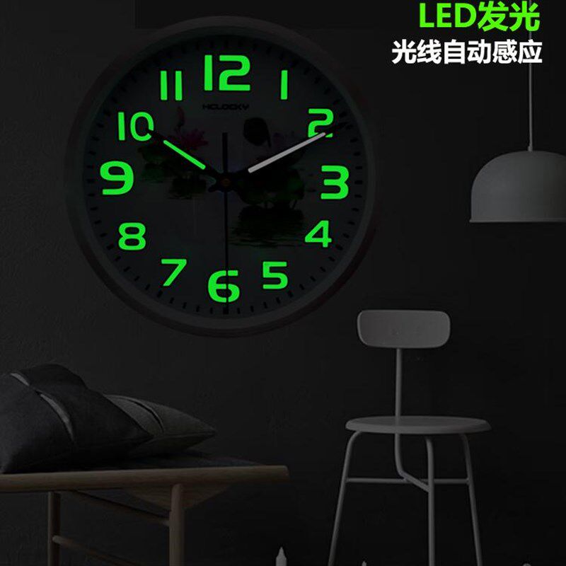 泓沄LED夜光挂钟光控夜视发光时钟天王星准时扫瞄静音机芯石英表