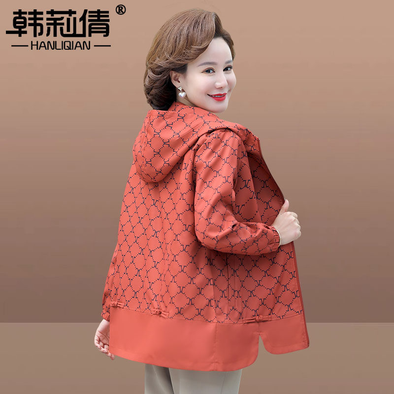 2024新款中年妈妈秋装外套洋气短款风衣中老年女春秋夹克大码上衣