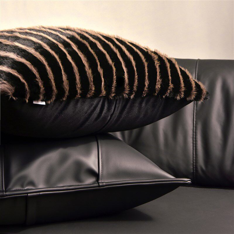 简约中古风高级感客厅沙发抱枕靠枕轻奢肌理皮革抱枕背垫腰枕定制