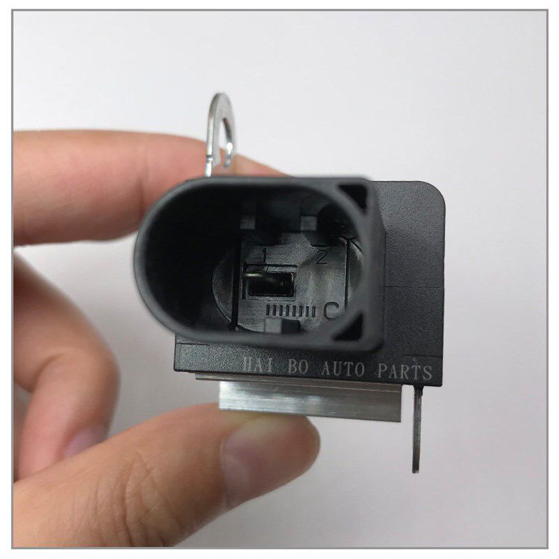 适用于15款宝马2F45118I/120I/125IX10272223010汽车发电机调节器