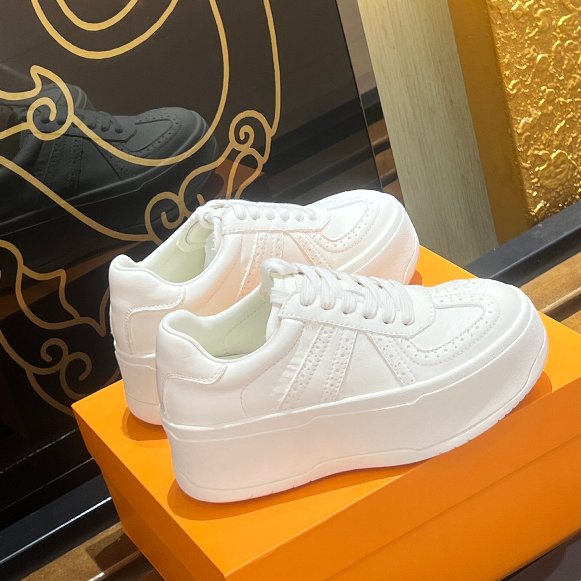 广州厚底真皮小白鞋女 秋新款轻便增高休闲鞋 显瘦百搭板鞋