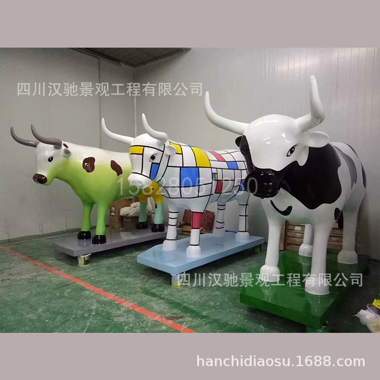 卡通奶牛雕塑 玻璃钢奶牛摆件 室外草地彩绘树脂奶牛玻璃钢雕像