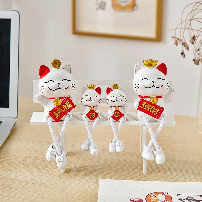 坐姿招财猫吊脚娃娃摆件家居装饰品布置办公室桌面高级感小众玩偶
