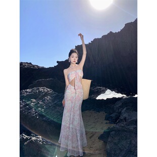 2026新款碎花挂脖抹胸吊带连衣裙粉色套装女夏二件套度假风长裙子