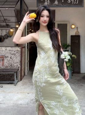 度假风绿色花卉印花连衣裙女2026夏季新款高级感无袖显瘦气质长裙