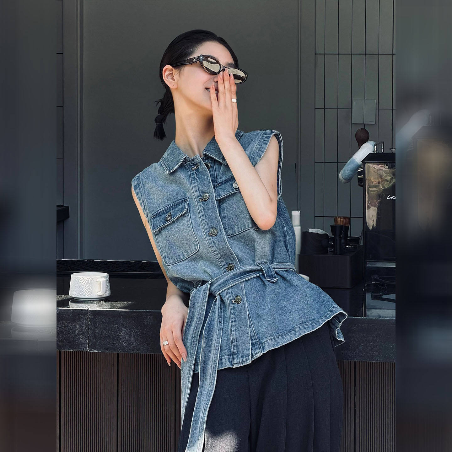 牛仔风翻领单排扣马甲女2026夏季新款高级感收腰腰带港风时尚背心
