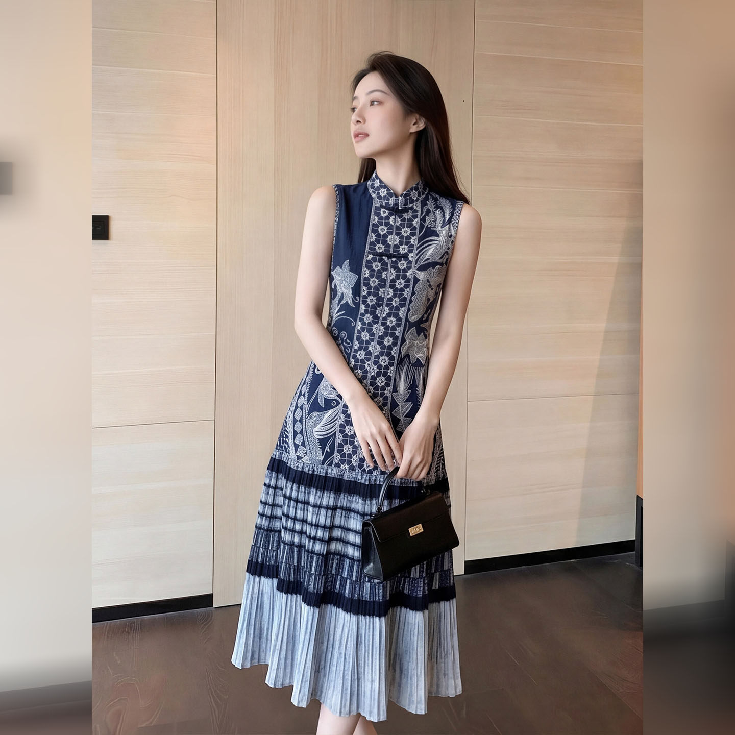新中式民族风蓝色无袖印花连衣裙女2026夏季新款立领百褶A字长裙