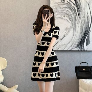 夏季女短袖连衣裙中长款宽松显瘦修身复古气质U型领印花女t恤裙