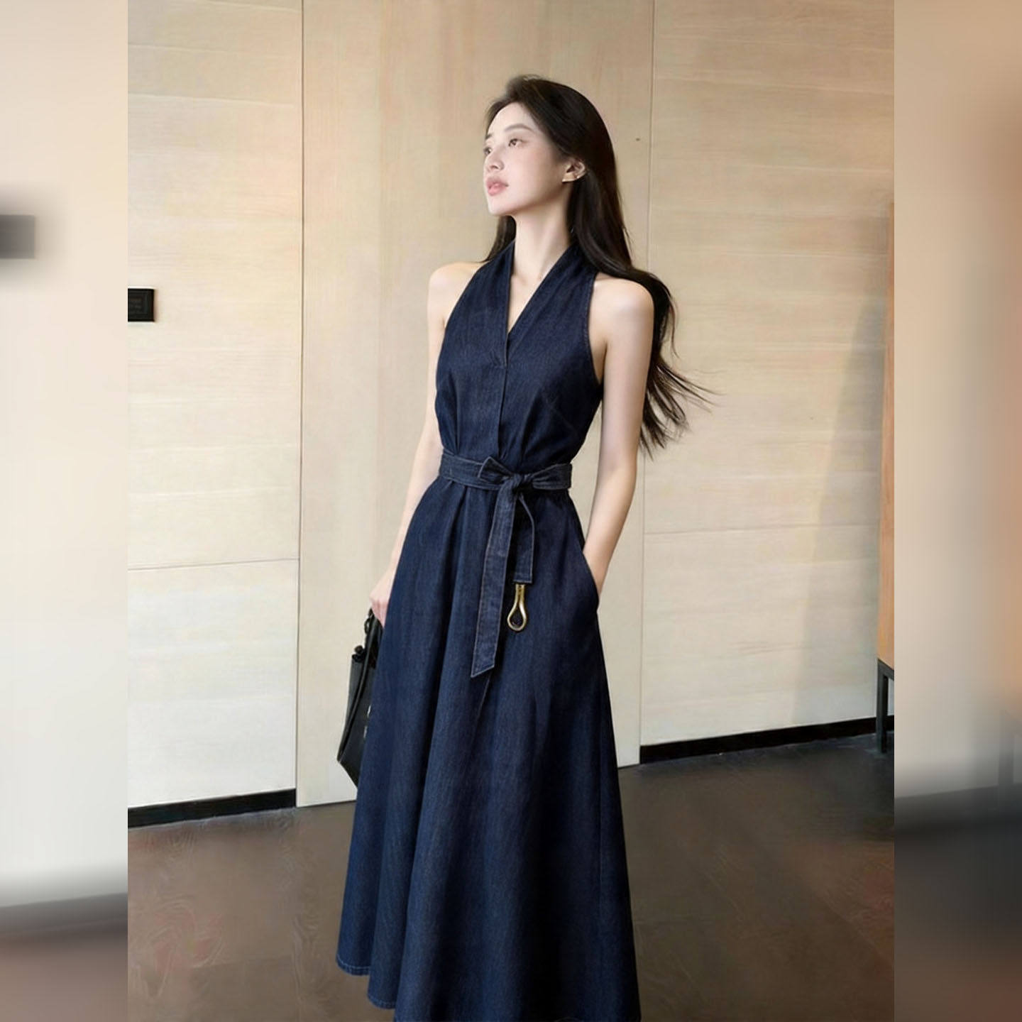 高级感深蓝色挂脖连衣裙女2026年夏季新款收腰显瘦气质轻奢掐腰裙