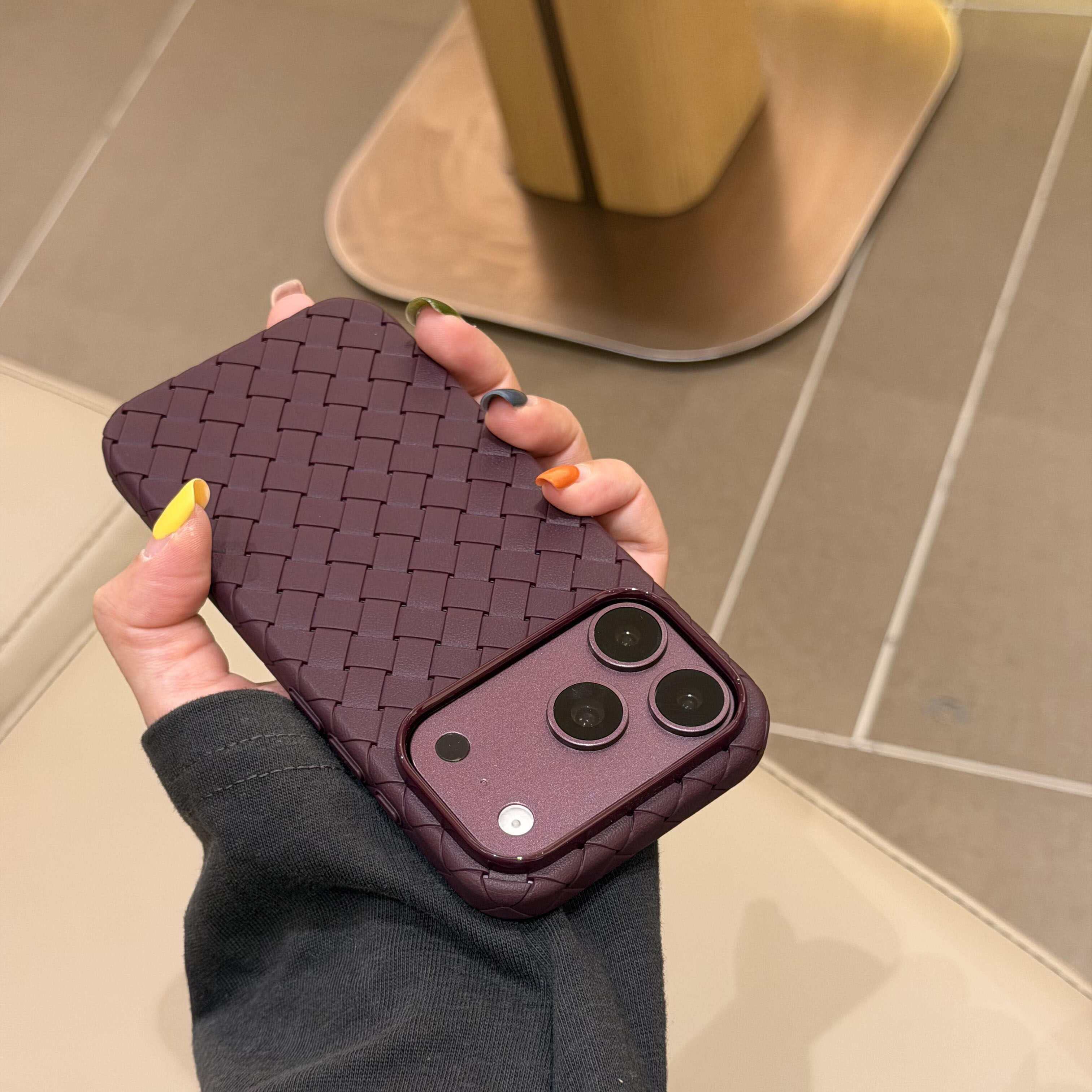 新款勃艮第红编织散热手机壳适用苹果18pro大孔保护套适用IPhone17pro简约纯色16pro情侣15小众14个性13外壳