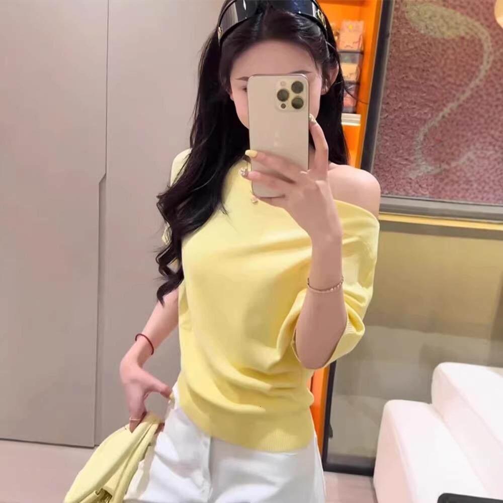小鸡黄显白斜肩短袖t恤女