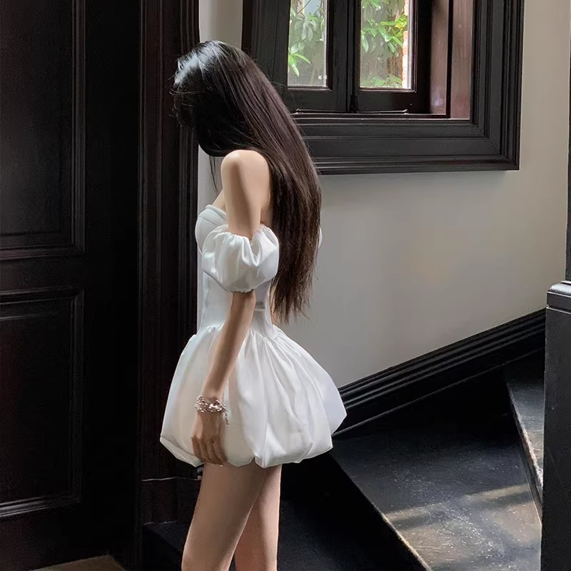 法式一字肩白色抹胸连衣裙女夏季纯欲风生日礼服修身收腰蓬蓬短裙