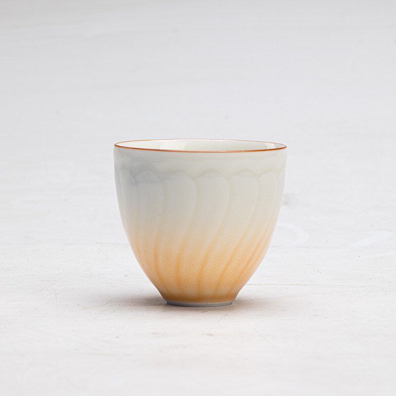 渐变米黄色花瓣纹渐变色陶瓷功夫茶具茶杯半刀泥品茗杯复古主人杯
