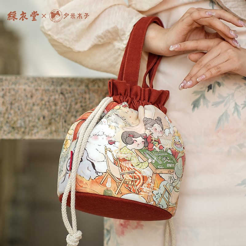彩衣堂夕米木子国风新年抽绳束口袋手提拎遛弯斜挎水桶领证包礼物