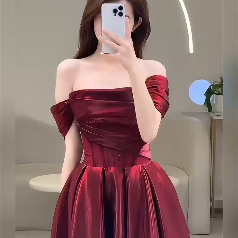 敬酒服新娘2024新款一字肩酒红色结婚法式长款订婚礼服女缎面小众