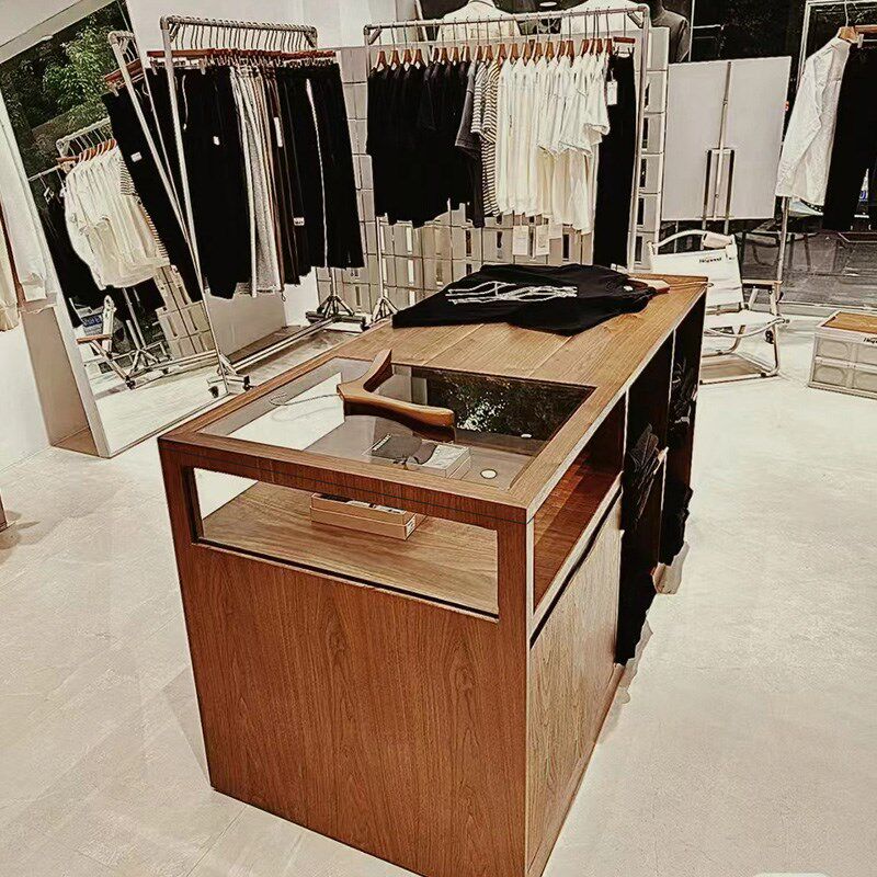 免漆胡桃木色中岛台带玻璃橱窗服装店展示台储物柜导台陈列展示桌