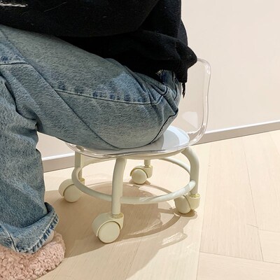 简约家用高颜值小凳子换鞋矮凳万向轮加厚客厅儿童靠背亚克力板凳