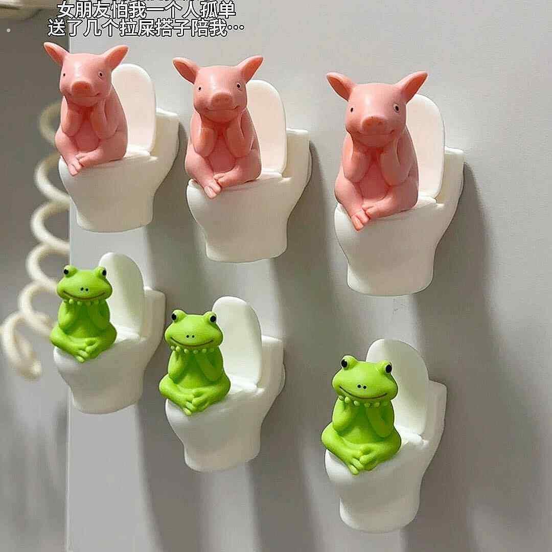 坐马桶的猪小摆件仿真动物猪猪模型精致上卫生间拉屎搭子装饰摆件
