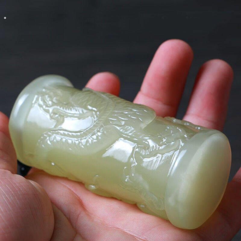真玉龙柱手把件2.5*5.5厘米左右精雕青白玉手玩件附挂绳随机