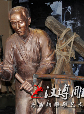 玻璃钢仿铜人物雕塑景观广场铸铜修理木桶工人雕塑铜雕塑人物定制
