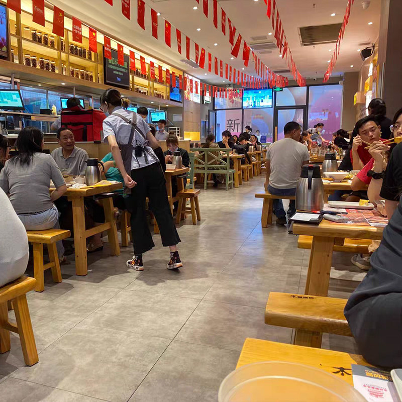 烧烤店桌椅板凳实木长桌原木色木屋烧烤店小吃桌子串串火锅桌餐厅