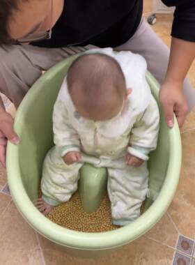 婴儿浴缸婴儿可折叠婴儿坐卧浴桶一体化凳0-6岁可坐可踩加厚豆